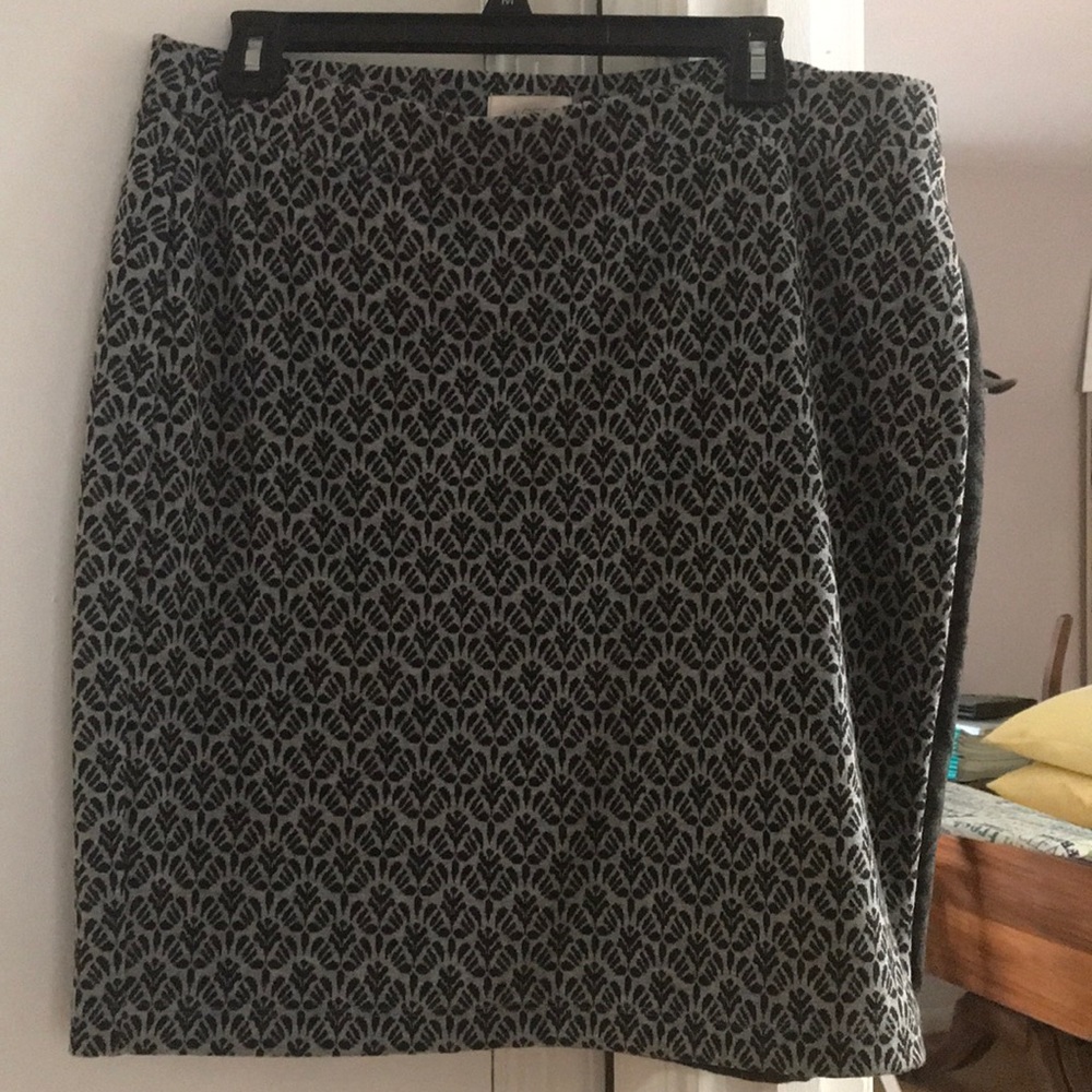 Large gray knit skirt with pattern lOFT